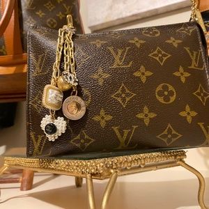 A stunning Authentic Louis Vuitton Rare piece SLG “ Toiletry 19 “